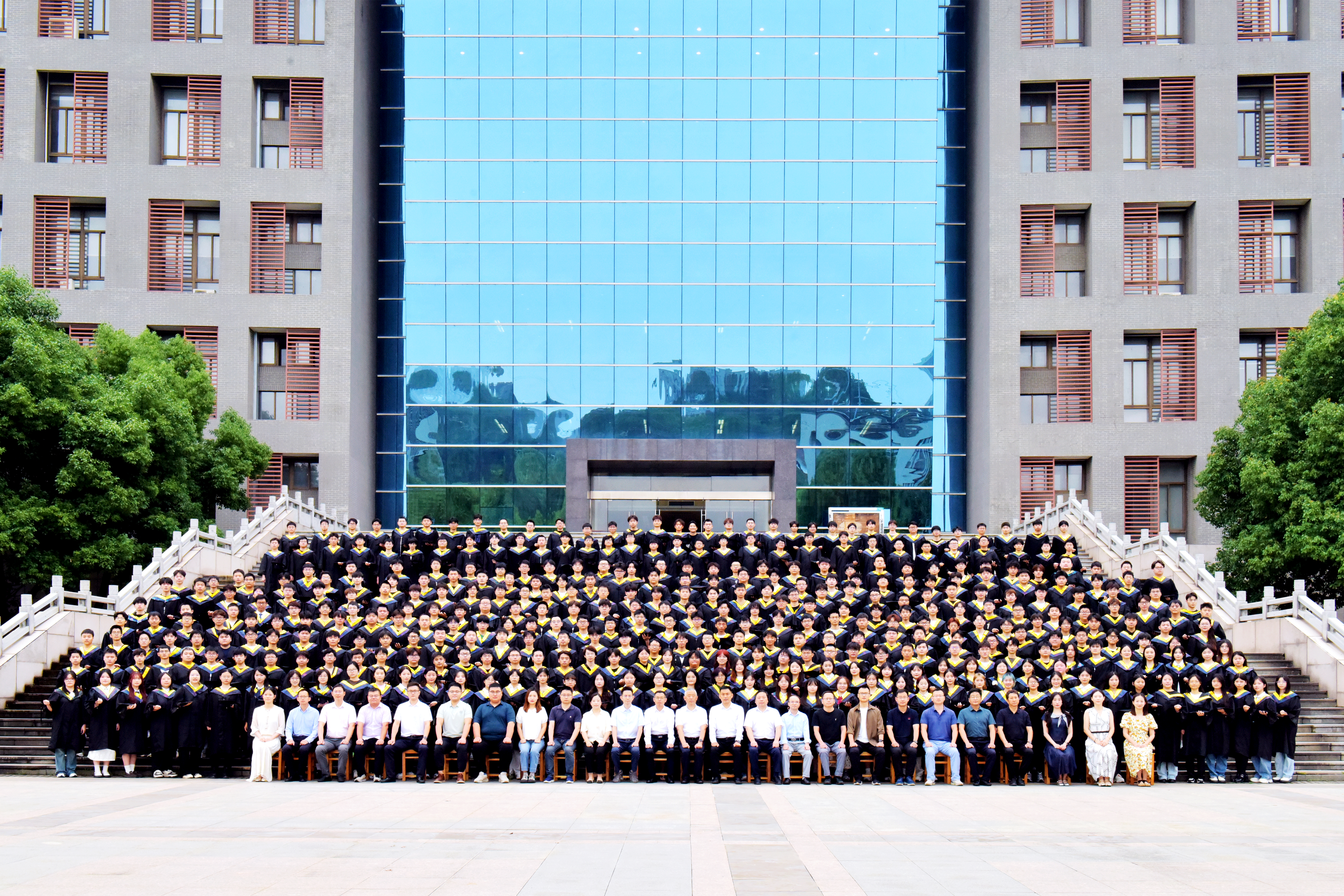 韩国三级片
2025届毕业生合影